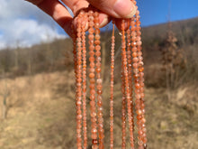 Charger l'image dans la galerie, Perles en pierre de soleil facettées entre 2 et 4mm PSU