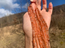 Charger l'image dans la galerie, Perles en pierre de soleil facettées entre 2 et 4mm PSU