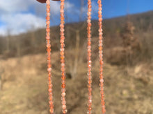 Charger l'image dans la galerie, Perles en pierre de soleil facettées entre 2 et 4mm PSU