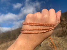 Charger l'image dans la galerie, Perles en pierre de soleil facettées entre 2 et 4mm PSU