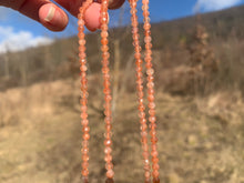 Charger l'image dans la galerie, Perles en pierre de soleil facettées entre 2 et 4mm PSU
