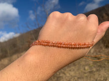 Charger l'image dans la galerie, Perles en pierre de soleil facettées entre 2 et 4mm PSU