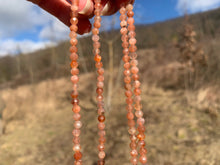 Charger l'image dans la galerie, Perles en pierre de soleil facettées entre 2 et 4mm PSU