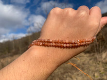 Charger l'image dans la galerie, Perles en pierre de soleil facettées entre 2 et 4mm PSU