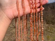 Charger l'image dans la galerie, Perles en pierre de soleil facettées entre 2,5 et 7,5mm PSD