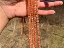 Charger l'image dans la galerie, Perles en pierre de soleil facettées entre 3,5 et 6mm PST