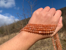 Charger l'image dans la galerie, Perles en pierre de soleil facettées entre 3,5 et 6mm PST