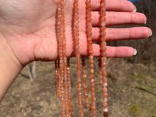 Charger l'image dans la galerie, Perles en pierre de soleil facettées entre 3,5 et 6mm PST