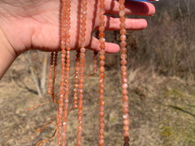 Charger l'image dans la galerie, Perles en pierre de soleil facettées entre 3,5 et 6mm PST