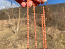 Charger l'image dans la galerie, Perles en pierre de soleil facettées entre 3,5 et 6mm PST