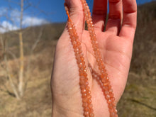 Charger l'image dans la galerie, Perles en pierre de soleil facettées entre 3,5 et 6mm PST