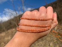 Charger l'image dans la galerie, Perles en pierre de soleil facettées entre 3,5 et 6mm PST