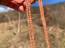 Charger l'image dans la galerie, Perles en pierre de soleil facettées entre 3,5 et 6mm PST