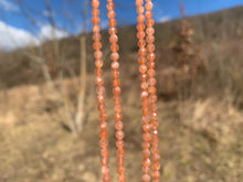 Charger l'image dans la galerie, Perles en pierre de soleil facettées entre 3,5 et 6mm PST
