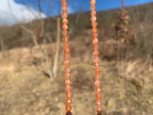 Charger l'image dans la galerie, Perles en pierre de soleil facettées entre 3,5 et 6mm PST