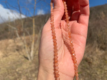 Charger l'image dans la galerie, Perles en pierre de soleil facettées entre 3,5 et 6mm PST