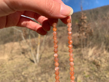 Charger l'image dans la galerie, Perles en pierre de soleil facettées entre 3,5 et 6mm PST