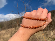 Charger l'image dans la galerie, Perles en pierre de soleil facettées entre 3,5 et 6mm PST