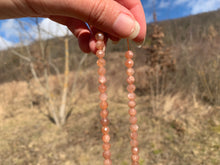 Charger l'image dans la galerie, Perles en pierre de soleil facettées entre 3,5 et 6mm PST