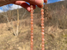 Charger l'image dans la galerie, Perles en pierre de soleil facettées entre 3,5 et 6mm PST