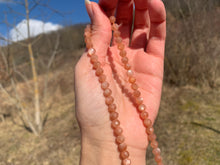 Charger l'image dans la galerie, Perles en pierre de soleil facettées entre 3,5 et 6mm PST