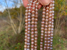 Charger l'image dans la galerie, Perles de culture rose / violette entre 3 et 8mm