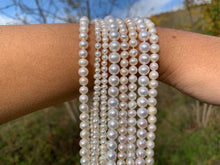 Charger l'image dans la galerie, Perles de culture blanche entre 5 et 8mm