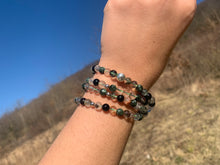 Charger l'image dans la galerie, Mala "Un monde a part" en séraphinite, quartz lodolite et obsidienne noire