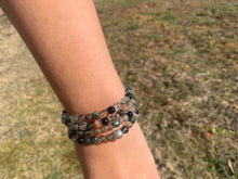 Charger l'image dans la galerie, Mala "Un monde a part" en séraphinite, quartz lodolite et obsidienne noire