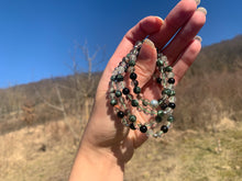 Charger l'image dans la galerie, Mala "Un monde a part" en séraphinite, quartz lodolite et obsidienne noire