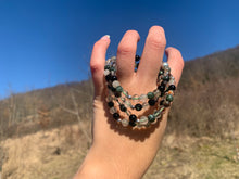 Charger l'image dans la galerie, Mala "Un monde a part" en séraphinite, quartz lodolite et obsidienne noire