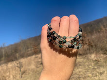 Charger l'image dans la galerie, Mala "Un monde a part" en séraphinite, quartz lodolite et obsidienne noire