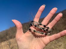 Charger l'image dans la galerie, Mala "Un monde a part" en séraphinite, quartz lodolite et obsidienne noire