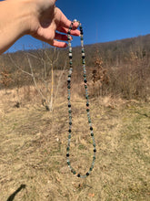 Charger l'image dans la galerie, Mala "Un monde a part" en séraphinite, quartz lodolite et obsidienne noire