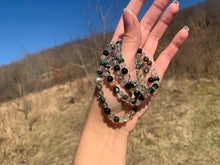 Charger l'image dans la galerie, Mala "Un monde a part" en séraphinite, quartz lodolite et obsidienne noire