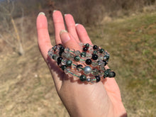 Charger l'image dans la galerie, Mala "Un monde a part" en séraphinite, quartz lodolite et obsidienne noire