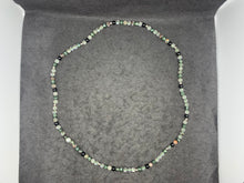 Charger l'image dans la galerie, Mala "Un monde a part" en séraphinite, quartz lodolite et obsidienne noire