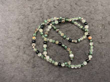 Charger l'image dans la galerie, Mala "Un monde a part" en séraphinite, quartz lodolite et obsidienne noire