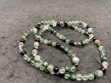 Charger l'image dans la galerie, Mala "Un monde a part" en séraphinite, quartz lodolite et obsidienne noire