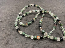 Charger l'image dans la galerie, Mala "Un monde a part" en séraphinite, quartz lodolite et obsidienne noire