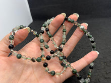 Charger l'image dans la galerie, Mala "Un monde a part" en séraphinite, quartz lodolite et obsidienne noire