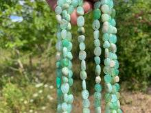 Charger l'image dans la galerie, Perles en chrysoprase, forme petit galet