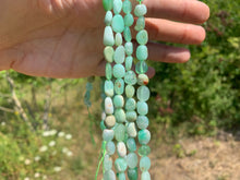 Charger l'image dans la galerie, Perles en chrysoprase, forme petit galet
