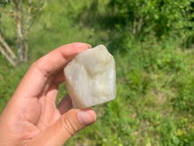 Charger l'image dans la galerie, Pierre de lune blanche brut 3