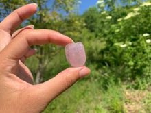 Charger l'image dans la galerie, Quartz rose, pierre roulée