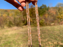 Charger l'image dans la galerie, Perles en pierre de lune multicolore facettées entre 2 et 5,5mm
