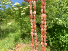 Charger l'image dans la galerie, Perles en pierre de soleil, forme petits galets 8-10mm