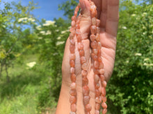 Charger l'image dans la galerie, Perles en pierre de soleil, forme petits galets 8-10mm