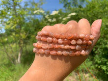 Charger l'image dans la galerie, Perles en pierre de soleil, forme petits galets 8-10mm