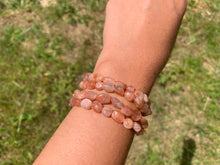 Charger l'image dans la galerie, Perles en pierre de soleil, forme petits galets 8-10mm